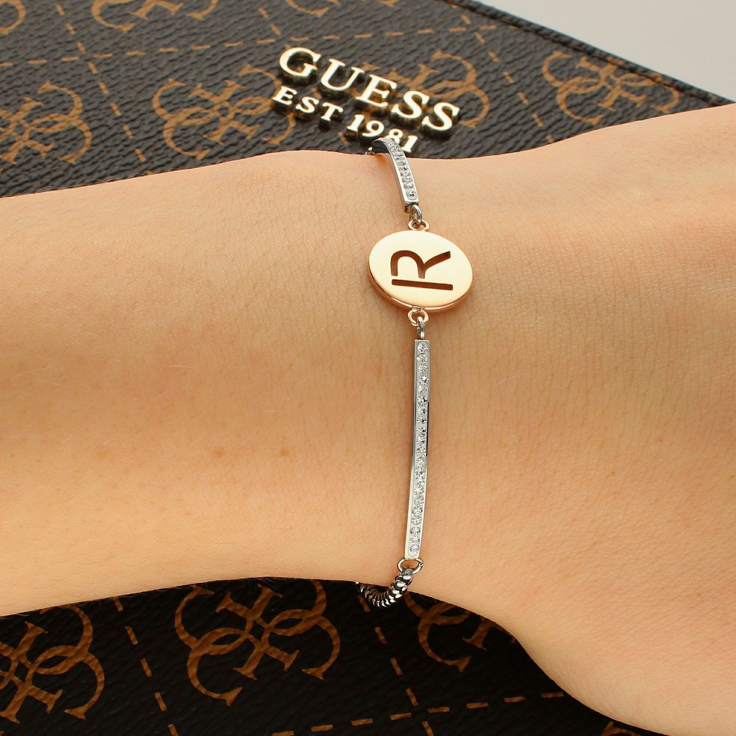 Bransoletka Nomination Italy z kolekcji Milleluci Letters. Wykonana ze stali szlachetnej, zdobiona mieniącymi się, błyszczącymi cyrkoniami pave oraz zawieszką z literą N w kolorze różowego złota (1).jpg